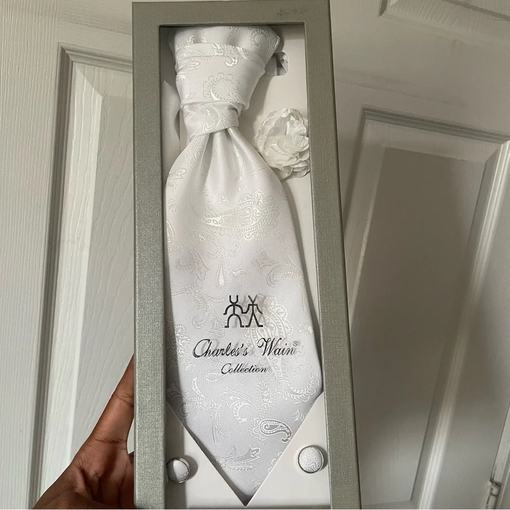 White Paisley Men's Tie Set